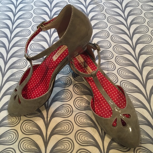 B.A.I.T. Mini Wedge Vintage inspired Shoes. Size 9 - Picture 4 of 8